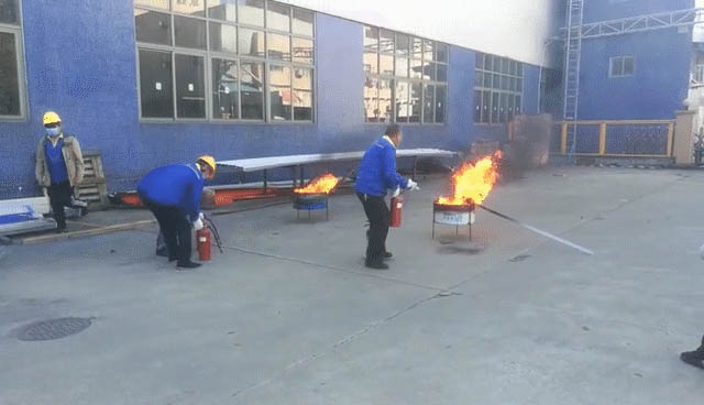 1733293724556842.jpg 廣東中亞鋁業(yè)消防訓練-6.jpg